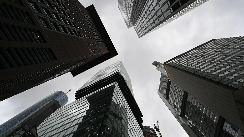 Die-dicht-zusammenstehenden-Hochhaeuser-ragen-bei-grauem-Winterwetter-im-Zentrum-der-Bankenstadt-in-den-Himmel