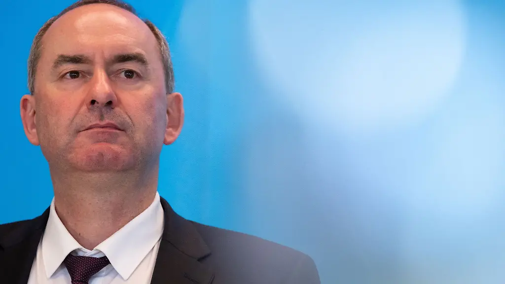 Hubert-Aiwanger-Freie-Waehler-Wirtschaftsminister-von-Bayern-nimmt-an-einer-Pressekonferenz-teil