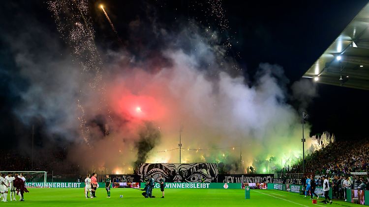 Die Pyro-Show der Fans aus Münster sorgte dafür, dass das Pokalspiel mit ertwas Verzögerung angepfiffen wurde, wenig später sorgten die Bayern-Anhänger für eine Spielunterbrechung.