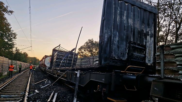 Der Brand auf der Strecke bei Hannover hat immer noch Auswirkungen auf den überregionalen Bahnverkehr. 