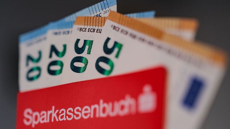 Viele kennen es seit ihrer Kindheit: das Sparbuch. Rendite bringt es allerdings kaum.