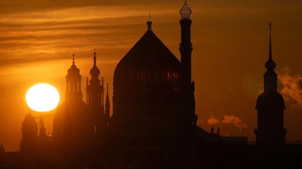 Die-Frauenkirche-l-r-die-Katholische-Hofkirche-das-ehemalige-Fabrikgebaeude-der-Zigarettenfabrik-Yenidze-und-der-Schlossturm-zeichnen-sich-bei-Sonnenaufgang-als-Silhouette-ab