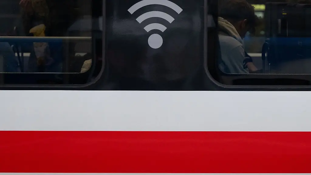 Das-Symbol-fuer-ein-Wlan-Netzwerk-ist-auf-einem-ICE-am-Hauptbahnhof-zu-sehen
