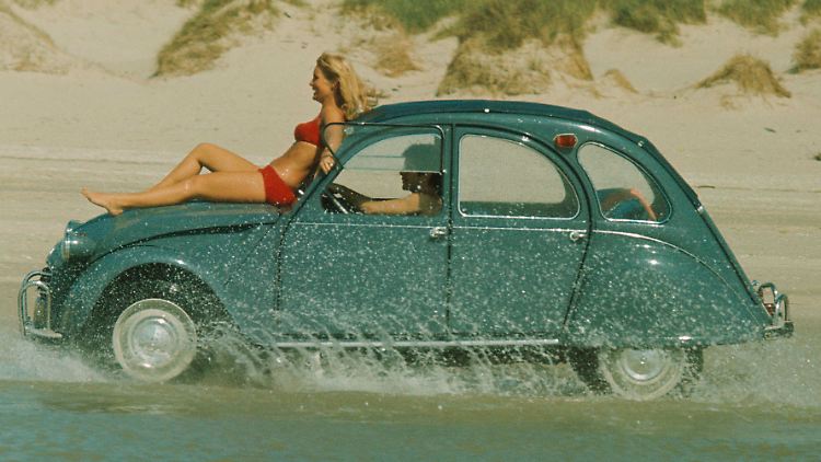 Citroën 2 CV auf einem Bild von 1967: Die erste Ente wurde 1948 auf dem 35. Pariser Automobilsalon präsentiert.