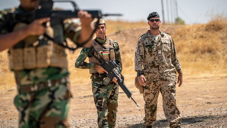 Ein Bundeswehr Soldat begleitet im Jahr 2019 die Ausbildung kurdischer Peschmerga im nordirakischen Kurdengebiet.