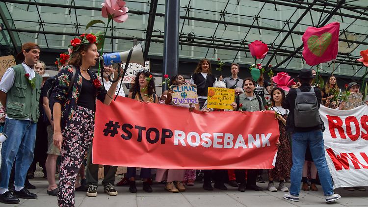 Klimaaktivisten protestieren in London gegen das Rosebank-Ölprojekt des Konzerns Equinor in der Nordsee. 