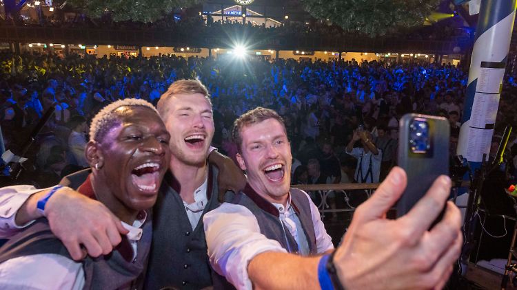 Auf dem Oktoberfest ließen es Andreas Obst (v.r.n.l.), Nils Gifey und Isaac Bonga so richtig krachen.