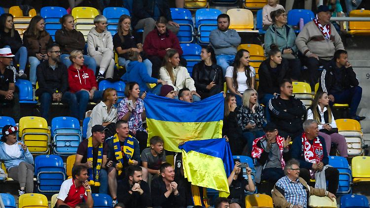 Fans der ukrainischen Nationalmannschaft der Frauen bei einem Spiel in Gdynia an der polnischen Ostseeküste.