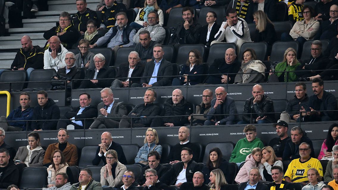Nur ein paar Sitze trennen Watzke und Wolf (2.v.r) in der mittleren Reihe des Dortmunder Westfalenstadions.