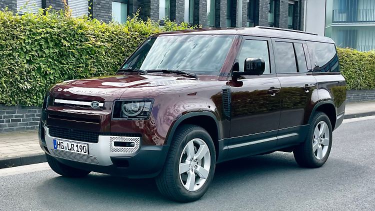 Der kantige Land Rover Defender mit seinen geometrisch-akkuraten Designelementen zitiert die historischen Modelle an mancher Stelle, ist aber beileibe keine Kopie.
