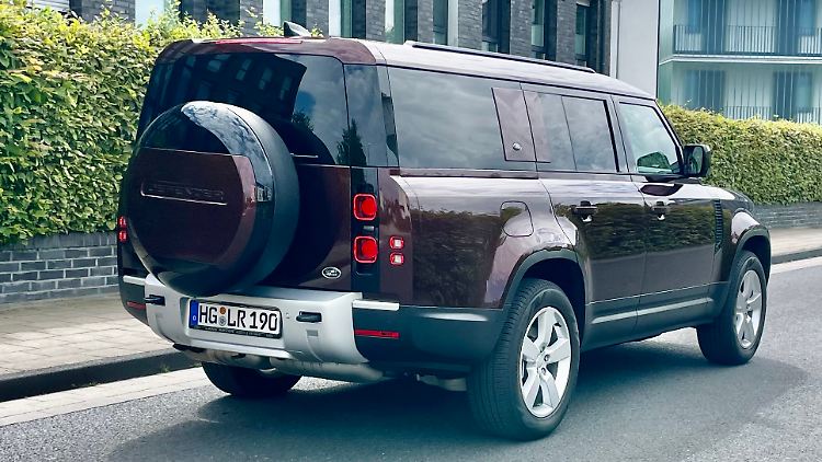 Von hinten kann man die sich verbreiternde Silhouette ab der Gürtellinie schön erkennen. Sie ist typisches Merkmal für den Defender und ein Zitat der historischen Modelle.