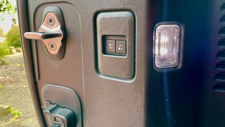 Um die Rücken der Passagiere zu schonen, kann man das Fahrzeuglevel per Tastendruck einfach absenken. Luftfederung macht es möglich.