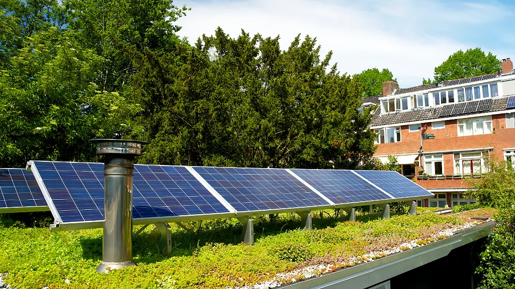 Bifaziale-Module-nutzen-die-Sonneneinstrahlung-maximal-aus-und-sind-dadurch-effektiver