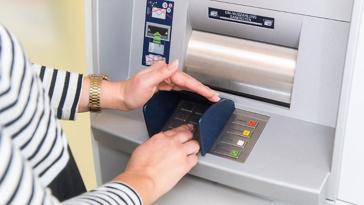 Wer die Zahlenkombination der PIN mit Geschichten und Bildern verknüpft, kann sie sich leichter merken.