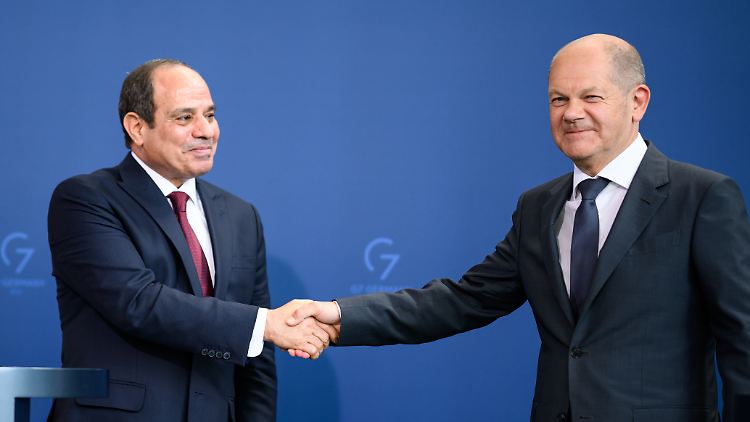 Zögerlich reichen sich Kairo und Berlin 2022 am Rande des G7-Gipfels die Hand.