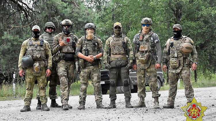 Hier, im Juli, offenbar noch in Belarus: Auf diesem vom Verteidigungsministerium in Minsk herausgegebenen Bild posieren auch Wagner-Söldner