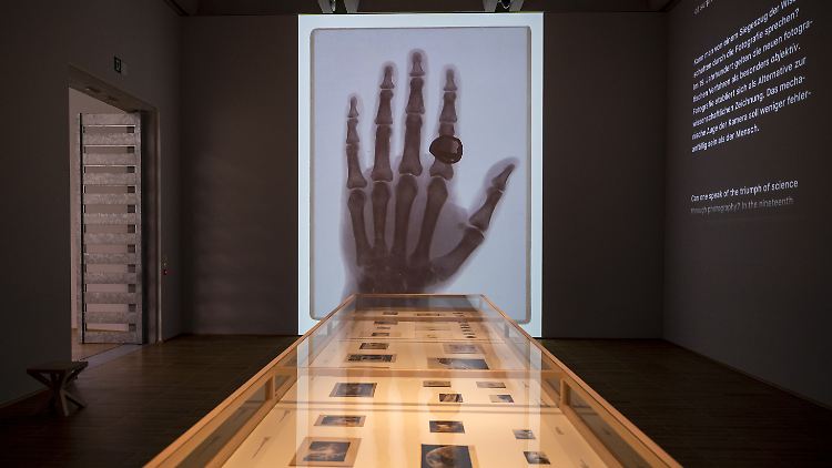 Eine Projektion der ersten Röntgenaufnahme in einem Museum in Basel. Das Original von 1895/96, das im Museum in Remscheid verwahrt wird, ist für das UNESCO-Weltdokumentenerbe nominiert.