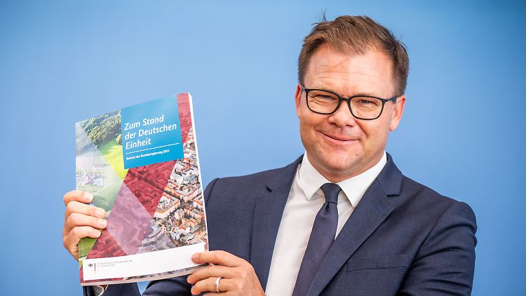 Als Fortschritte bei der Annäherung der Lebensverhältnisse nennt der Bericht die Angleichung der Rentenwerte in Ost und West.
