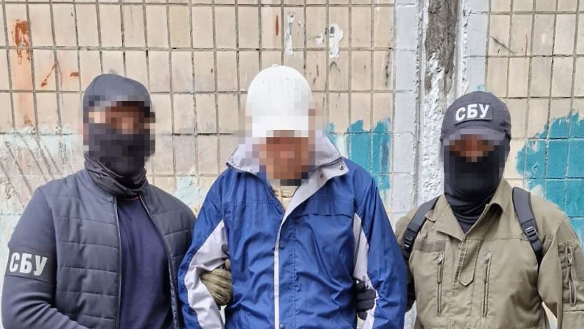 Ein vom ukrainischen Geheimdienst veröffentlichtes Bild der Festnahme eines mutmaßlichen Kollaborateurs.