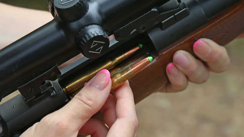 Eine-Jaegerin-laedt-ihre-Jagdwaffe-mit-bleifreier-Jagdmunition