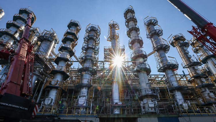 Die Sonne scheint hinter einer neuen, 26 Meter hohen Kolonne zur Phenolherstellung bei der Domo Chemicals GmbH.