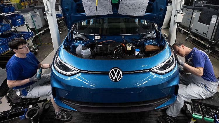Bei VW kann wieder geschraubt und montiert werden.
