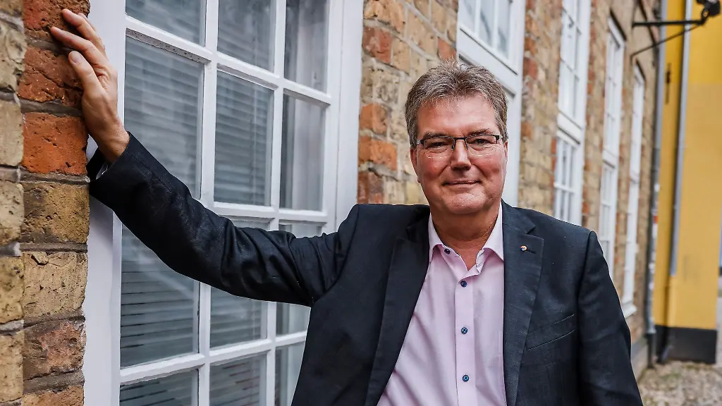 Lars-Harms-Landtagsabgeordneter-des-Suedschleswigschen-Waehlerverbandes-SSW-lehnt-an-einer-Hauswand-in-der-Innenstadt