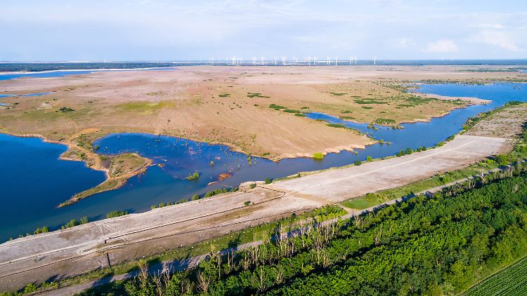 Einst ein Tagebau, bald ein riesiger See: Der Cottbusser Ostsee läuft langsam voll.