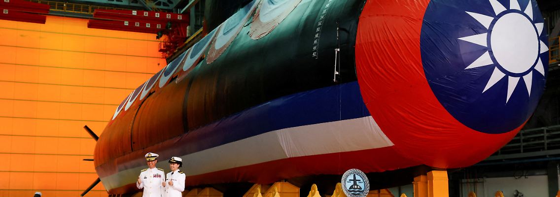 2023-09-28T065331Z_677814140_RC2FH3AWJP16_RTRMADP_3_TAIWAN-DEFENCE-SUBMARINE.JPG