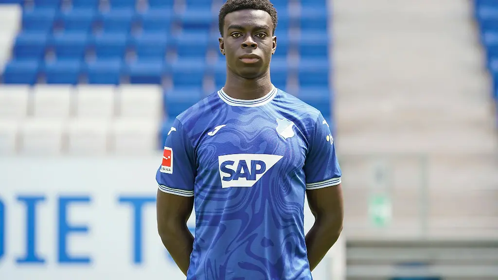 Hoffenheims-Joshua-Quarshie-schaut-in-die-Kamera
