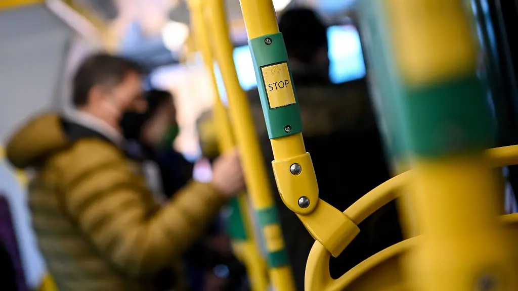 Fahrgaeste-stehen-in-einem-Bus