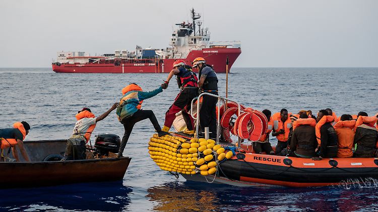 Seenotretter der europäische Hilfsorganisation SOS Méditerranée bei der Rettung schiffbrüchiger Migranten. 