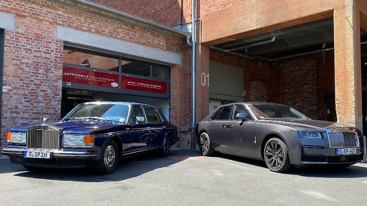 Der Rolls-Royce Silver Spur ist schon groß, aber der moderne Ghost fällt in allen Dimensionen sichtlich gewaltiger aus. Beide eint der traditionelle Kühlergrill samt prägnanter Figur.