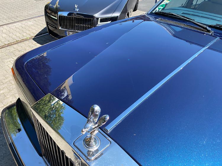 Tradition verbindet: Die berühmte Kühlerfigur namens Spirit of Ecstasy ziert beide Modelle. Beim Ghost kann sie elektrisch eingefahren werden.