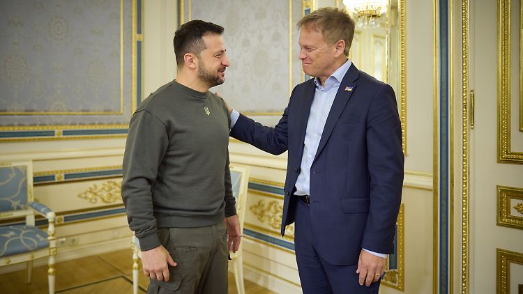 Der neue britische Verteidigungsminister Shapps (r.) hat sich in Kiew mit dem ukrainischen Präsidenten Selenskyj getroffen.