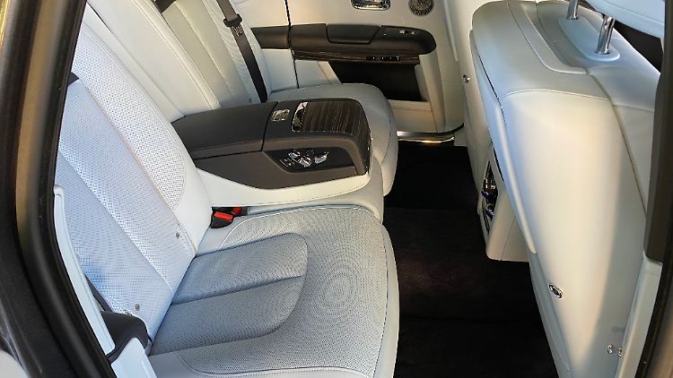 Im Rolls-Royce Ghost herrschen feudale Platzverhältnisse vor. Die üppigen Fauteuils sind urgemütlich. Die Schalter für die elektrische Sitzverstellung finden sich im Bereich der Mittelarmlehne.