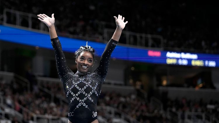 Simone Biles betritt bei der WM wieder die große Bühne.