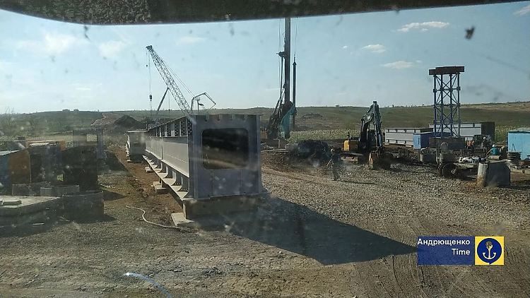 Das von Petro Andriushchenko veröffentlichte Foto soll erste Baumaßnahmen an der Bahnstrecke zeigen.