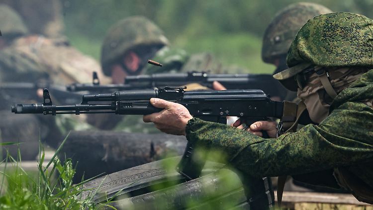 Russische Soldaten brauchen für die Invasion in die Ukraine weiterhin zahlreiche Waffen und viel Munition. 