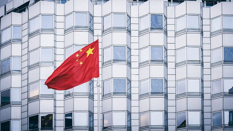 Vor der Botschaft der Chinesischen Volksrepublik in Berlin weht die Nationalflagge. Die Bundesregierung debattiert über die China-Strategie.