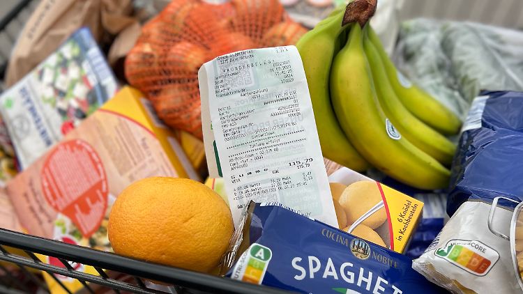 Einkaufen ist für viele Verbraucher schmerzhaft: Die Preise für Lebensmittel ziehen im Vorjahresvergleich deutlicher an als es die Inflationsrate verrät.