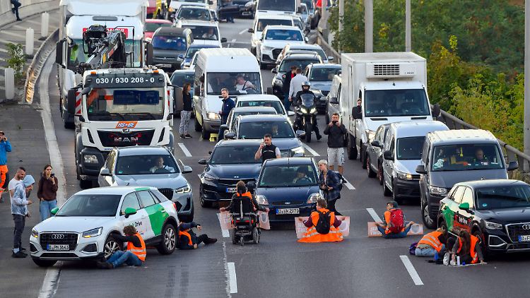 Dass Klimakleber selbst Autos fahren, ist neu.