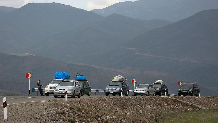 Ein Autokonvoi ethnischer Armenier aus Berg-Karabach.
