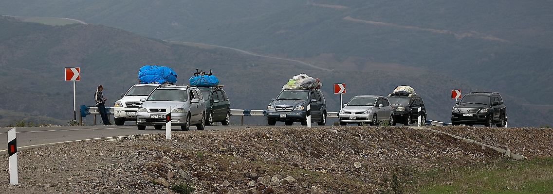 Ein Autokonvoi ethnischer Armenier aus Berg-Karabach.
