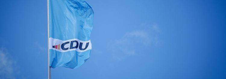 Eine Fahne mit dem neuen CDU-Logo weht auf dem Konrad-Adenauer-Haus in Berlin