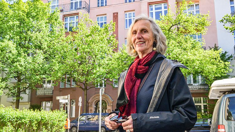 Die Autorin und Historikerin in ihrem Viertel in der Nähe des Bayrischen Platzes.