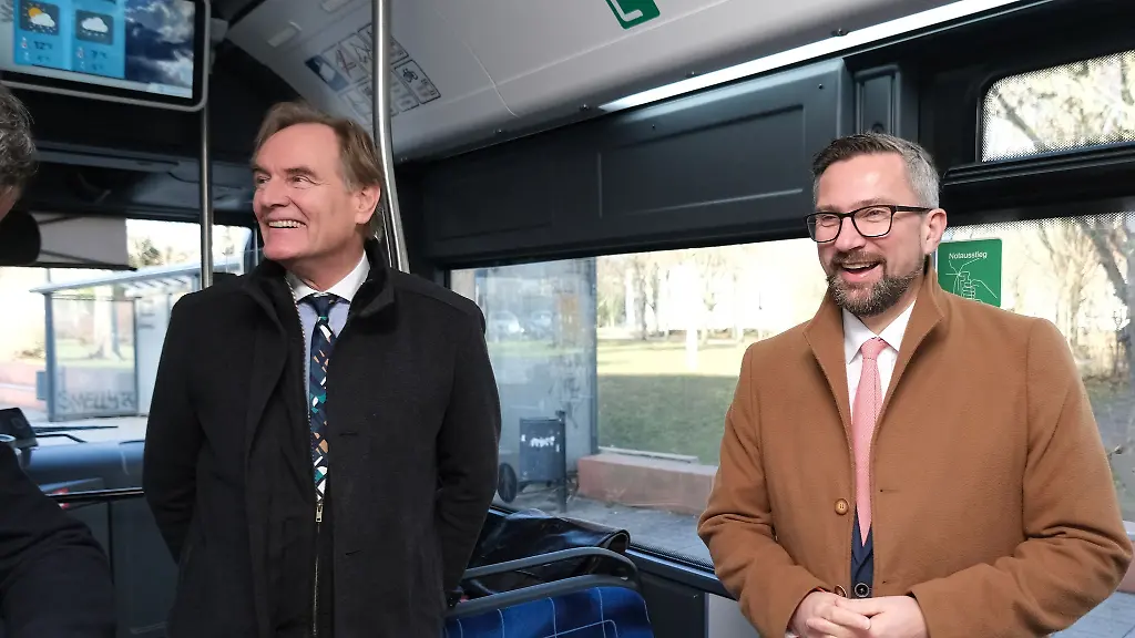 Burkhard-Jung-SPD-l-Leipzigs-Oberbuergermeister-und-Martin-Dulig-SPD-Wirtschaftsminister-des-Landes-Sachsen-stehen-in-einem-E-Bus