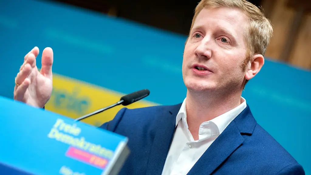 Jan-Christoph-Oetjen-FDP-spricht-waehrend-der-Landesvertreterversammlung-im-Rahmen-des-Landesparteitags