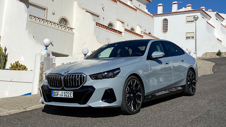 Zwar haben die Kreativen dem neuen Fünfer von BMW schneidige Linien verpasst. Aber dennoch wirkt die Limousine eher konservativ.