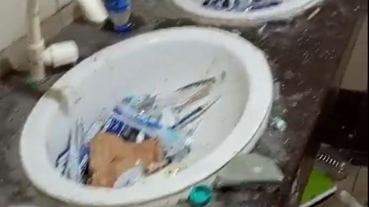 Bilder zeigen die Toiletten voller benutzter Spritzen.